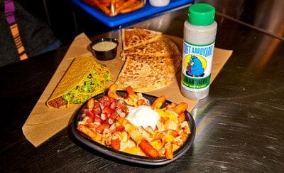 You are currently viewing THE RETURN OF NACHO FRIES: TACO BELL® TEAMS UP WITH SECRET AARDVARK HOT SAUCE FOR A FLAVORFUL COMEBACK